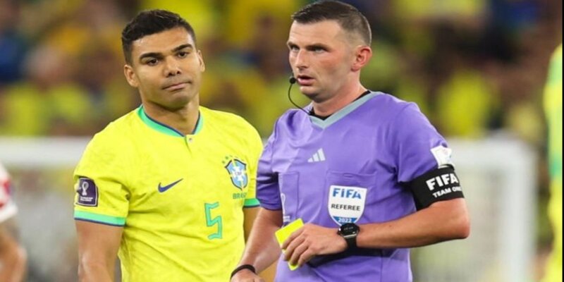 Michael Oliver trong trận đấu Brazil và Croatia